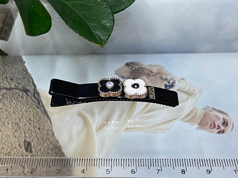 Заколка 1039001600673: цена 135 рублей.